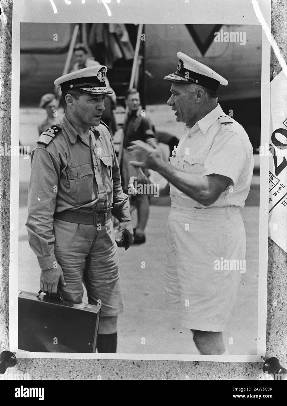 Links Admiral L.A.C.M. Portiere e Ammiraglio Pinke Data: 25 ottobre 1946 Parole Chiave: Navy, ufficiali Nome Persona: Doorman L.A.C.M., Pinke, A.S. Foto Stock