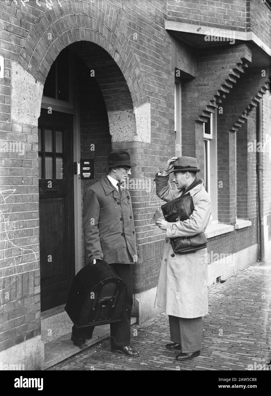 Controllo del permesso di ascolto. Ricerca PTT radio non dichiarate Data: 12 novembre 1946 Parole Chiave: Controlli, radio, licenze Foto Stock