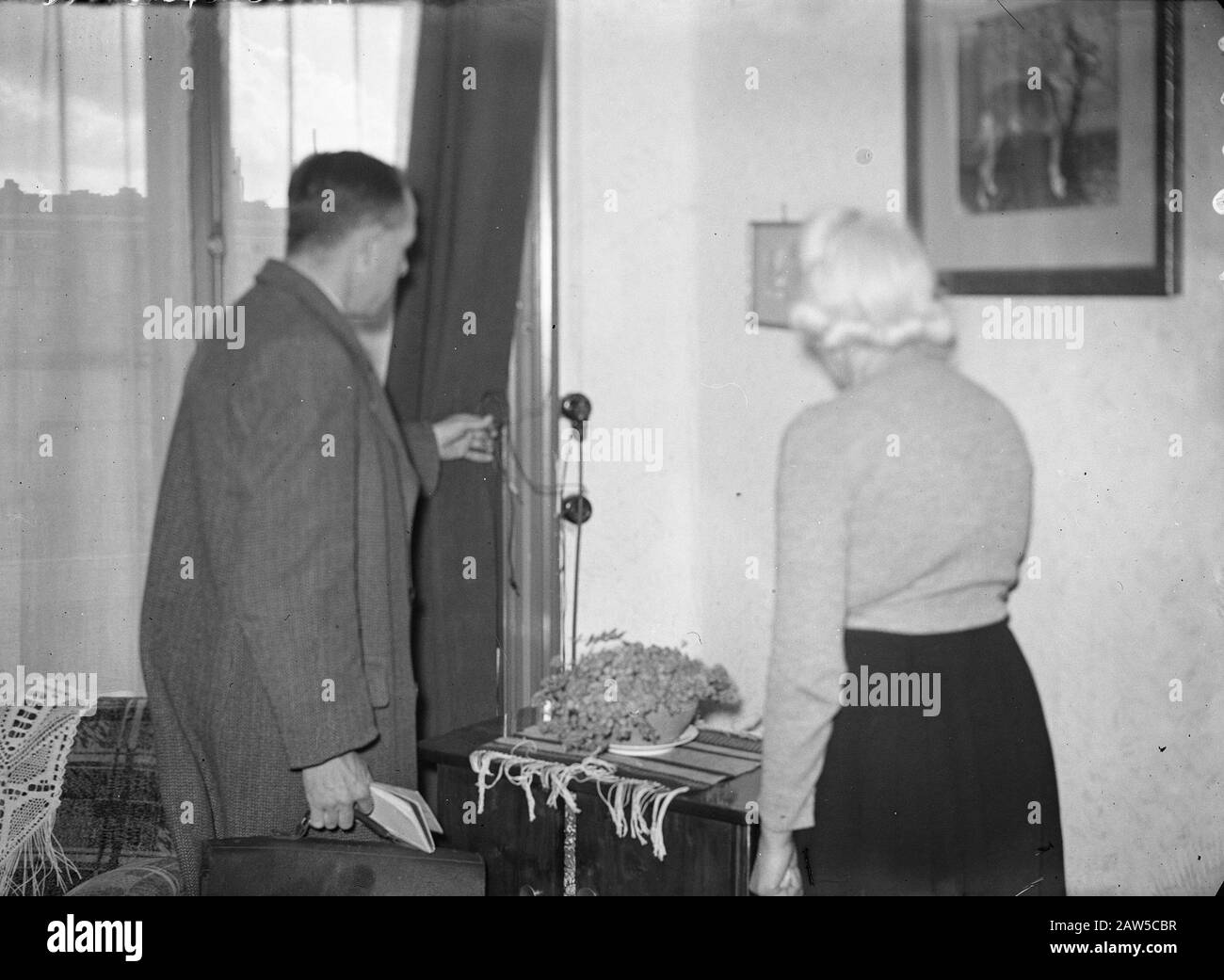 Controllo del permesso di ascolto. Ricerca PTT radio non dichiarate Data: 12 novembre 1946 Parole Chiave: Controlli, radio, licenze Foto Stock