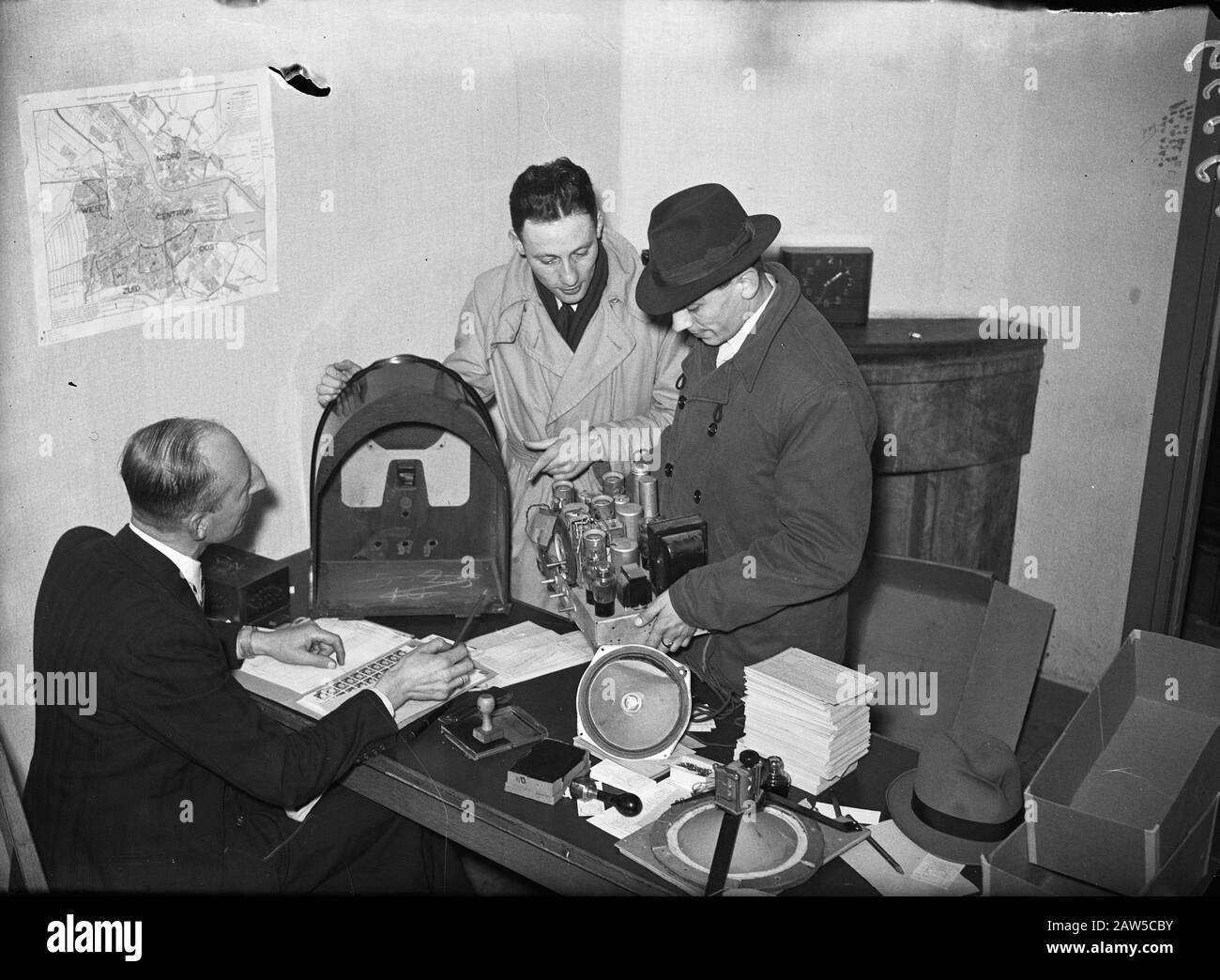 Controllo del permesso di ascolto. Ricerca PTT radio non dichiarate Data: 12 novembre 1946 Parole Chiave: Controlli, radio, licenze Foto Stock