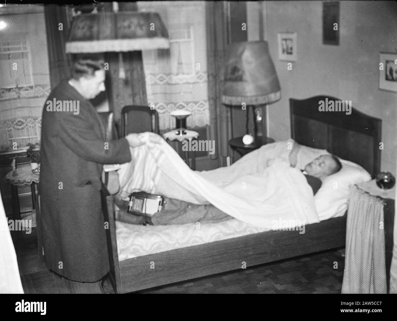 Controllo del permesso di ascolto. Ricerca PTT radio non dichiarate Data: 12 novembre 1946 Parole Chiave: Controlli, radio, licenze Foto Stock