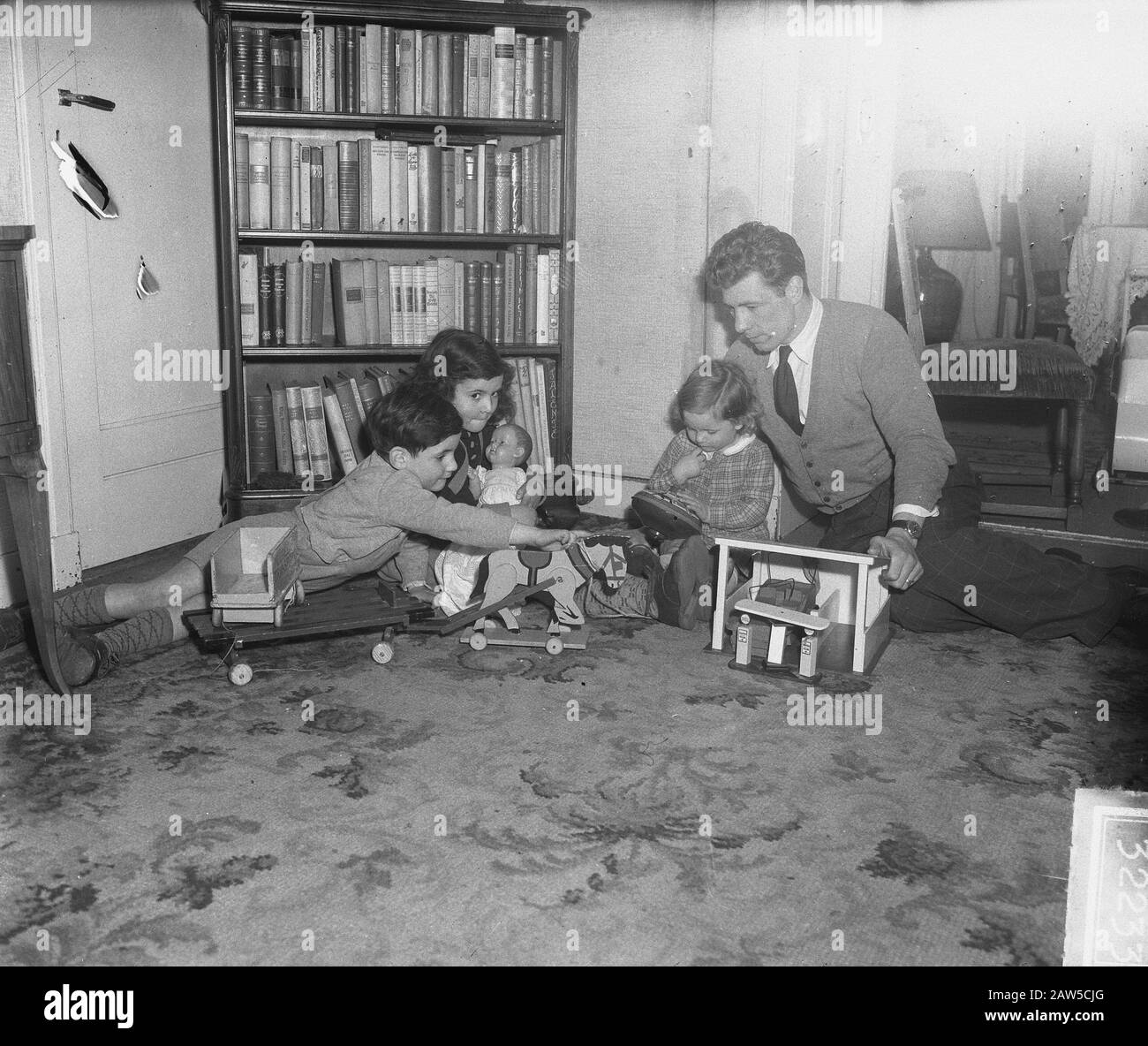 Luc Van Dam home [giocare con i bambini] Annotation: Luc van Dam è stato durante la realizzazione di questa serie di foto campione olandese di pugilato middlewweight Data: 9 febbraio 1949 Parole Chiave: Boxing, famiglie, sport Persona Nome: Dam, Luc van Foto Stock