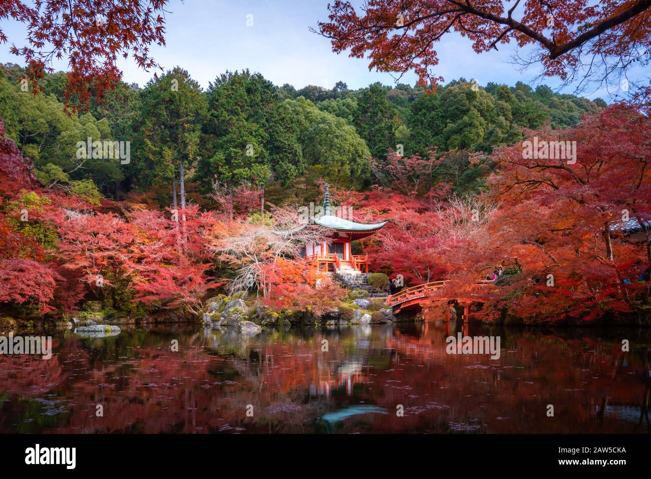 Pagoda rossa e ponte rosso con stagno e colore cambia gli alberi di acero nel tempio di Daigoji in autunno stagione il novembre a Kyoto, Giappone. Giappone turismo, natura Foto Stock