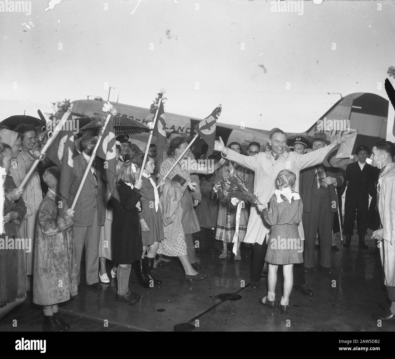 Koos Vorrink Schiphol indietro dalla Danimarca Annotazione: J.J. (Koos) Vorrink, presidente del Partito laburista e membro del parlamento, si trovava in un incidente aereo nel gennaio 1949 gravemente ferito in Danimarca. Data: 16 Luglio 1949 Luogo: Nord-Olanda, Schiphol Parole Chiave: Arrivi, Politici Nome Persona: Vorrink, Koos Foto Stock