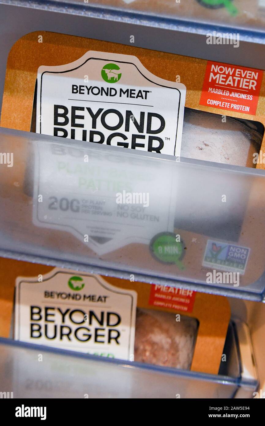 Beyond Burger by Beyond Meat - hamburger vegetariano congelato - dieta vegetariana - alimenti vegani hamburger a base di piante/piante - concorrenza hamburger Impossibile Foto Stock