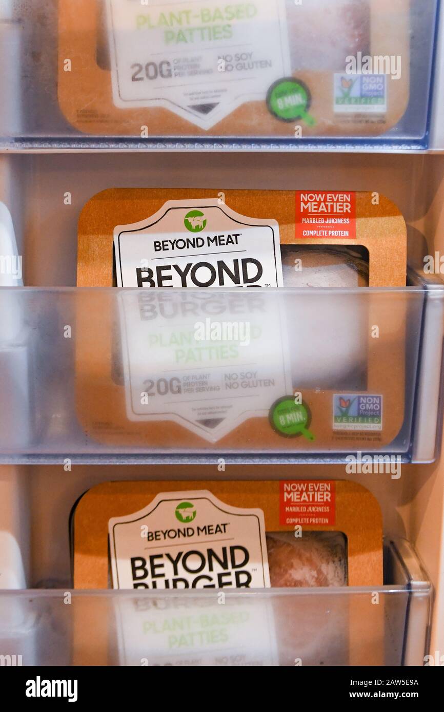 Beyond Burger by Beyond Meat - hamburger vegetariano congelato - dieta vegetariana - alimenti vegani hamburger a base di piante/piante - concorrenza hamburger Impossibile Foto Stock