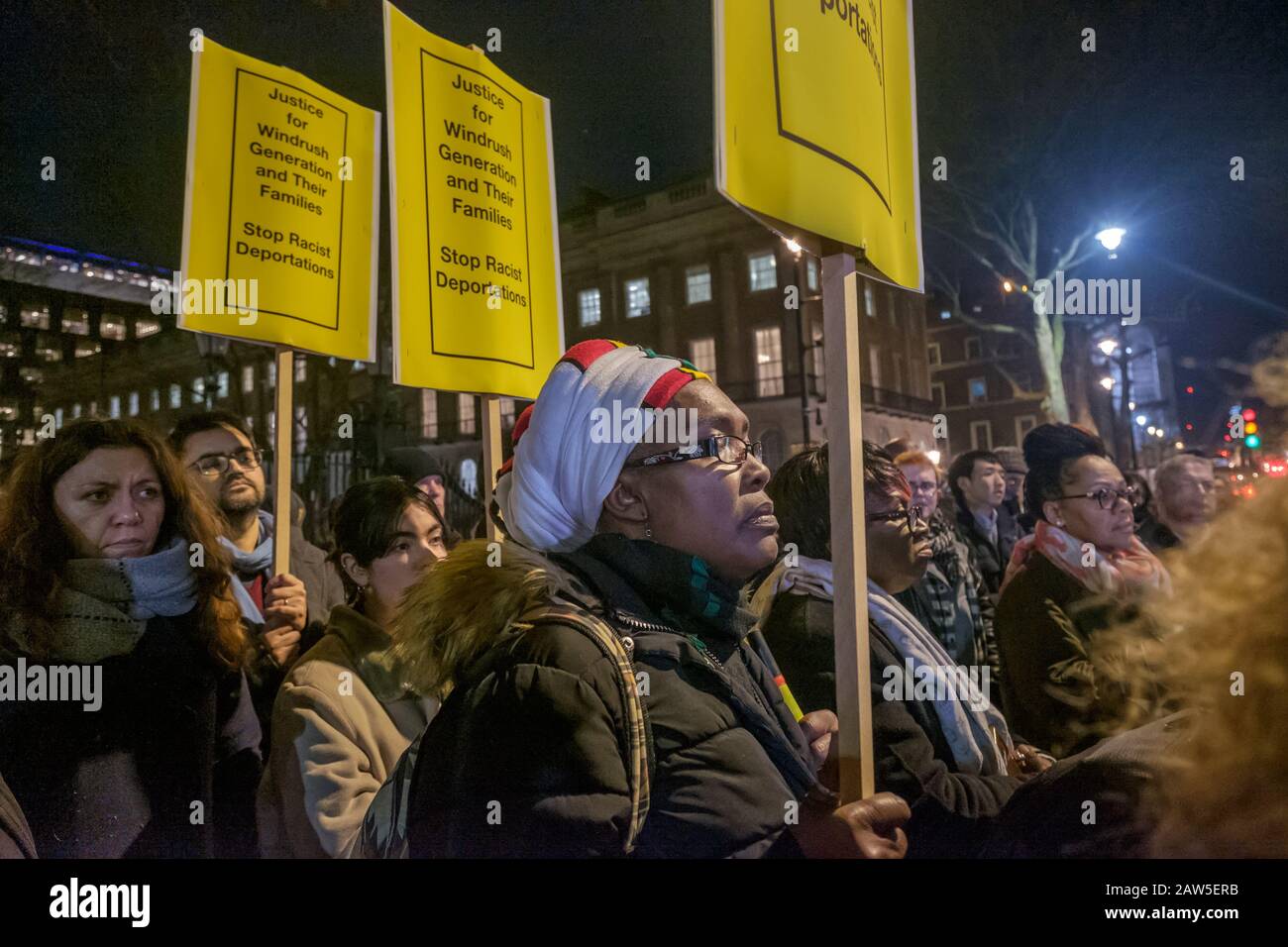 Londra, Regno Unito. 7th Feb, 2020. Barac UK e BAME Lawyers for Justice ospitano una protesta a Downing St chiedendo la fine immediata di charter di deportazioni di massa di volo. Queste deportazioni strappano le famiglie, compreso molti dalle famiglie di Windrush, alcuni bambini, che hanno vissuto la maggior parte della loro vita nel Regno Unito e compreso la gente che ancora sta passando attraverso gli appelli con l'ufficio domestico. Credito: Peter Marshall/Alamy Live News Foto Stock