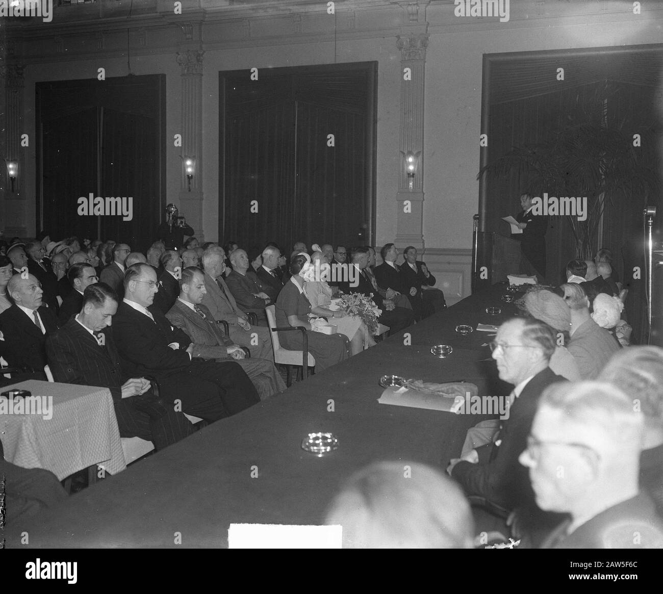 Queen Juliana partecipa al World Animal Annotation: La Federazione Mondiale per la protezione Degli Animali è stata fondata da un olandese, Dr. Wim Hugenholtz (1902-1969). . Nel 1950 prese l'iniziativa di tenere un congresso mondiale sulla protezione degli animali. Questo si è svolto alla fine di agosto di quell'anno a Scheveningen ed è stato assistito, tra gli altri, da H.M. Regina Juliana. Durante la conferenza, alla quale hanno partecipato rappresentanti di quaranta paesi, si è deciso di istituire la Federazione mondiale per la protezione Degli Animali. Hugenholtz avrebbe fino al 1958 presidente di. Data: 28 Agosto 1950 Luogo: Sche Foto Stock