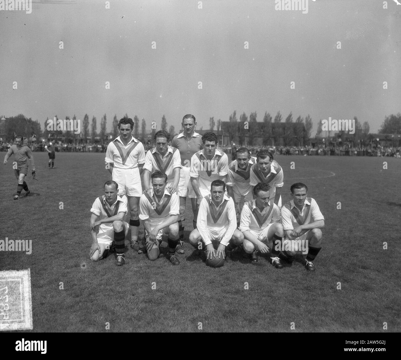 Classe 2nd Promotiewedstrijd EBOH DHC 2-4. Team DHC Delft Annotation: Giocato nel campo del DFC Data: 24 maggio 1951 Località: Dordrecht Parole Chiave: Squadre, ritratti di gruppo, sport, calcio, calcio Foto Stock