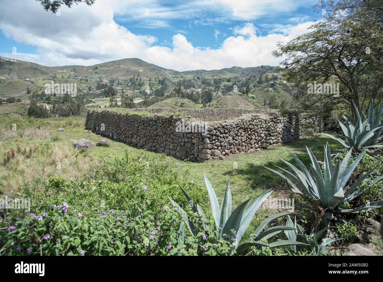 Antiche mura in pietra locale fanno parte del complesso archeologico di Chobshi, noto anche come Castillo de Duma, nell'Ecuador meridionale. Foto Stock