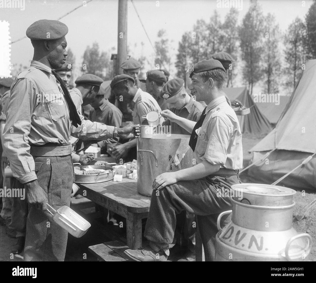 Visita Korea campi di formazione volontari Roosendaal. Cucina Campo. Soldati Surinamesi Data: 14 maggio 1952 Località: Noord-Brabant, Roosendaal Parole Chiave: Militare, soldati Foto Stock