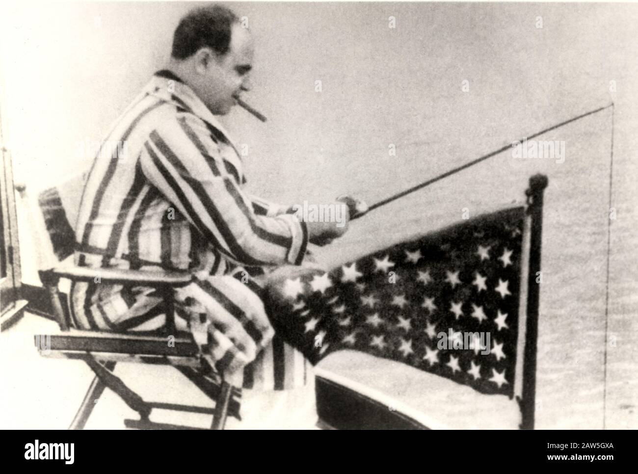 1930 ca, USA : la famosa gangsterna al CAPONE ( nata Alphonse Caponi , New York , 1899 - Palm Spring 1947 ) che pesca dallo yacht . - KILLER - ASSASS Foto Stock