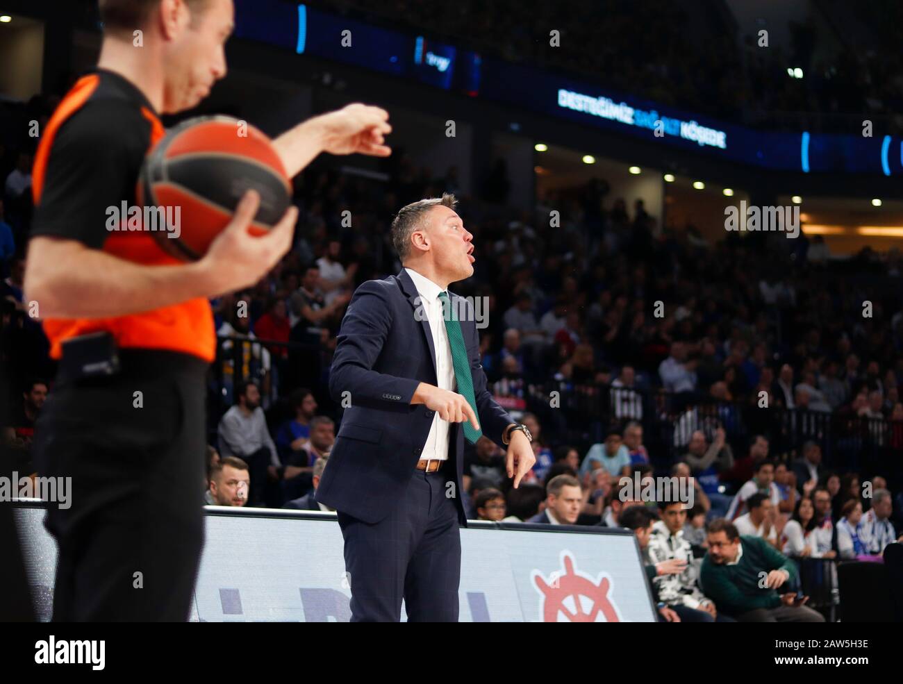 Istanbul / TURCHIA - 7 FEBBRAIO 2020: Allenatore Sarunas Jasikevicius durante Eurolega 2019-20 round 24 basket gioco tra Anadolu Efes e Zalgiris Kaunas al Sinan Erdem Dome. Foto Stock