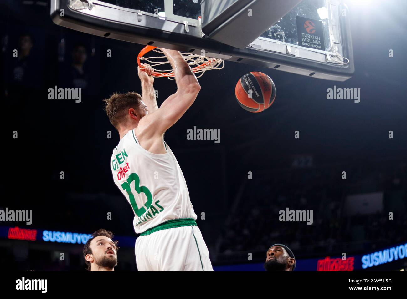 Istanbul / TURCHIA - 7 FEBBRAIO 2020: Martinas Geben Dunks durante Eurolega 2019-20 round 24 gioco di basket tra Anadolu Efes e Zalgiris Kaunas al Sinan Erdem Dome. Foto Stock