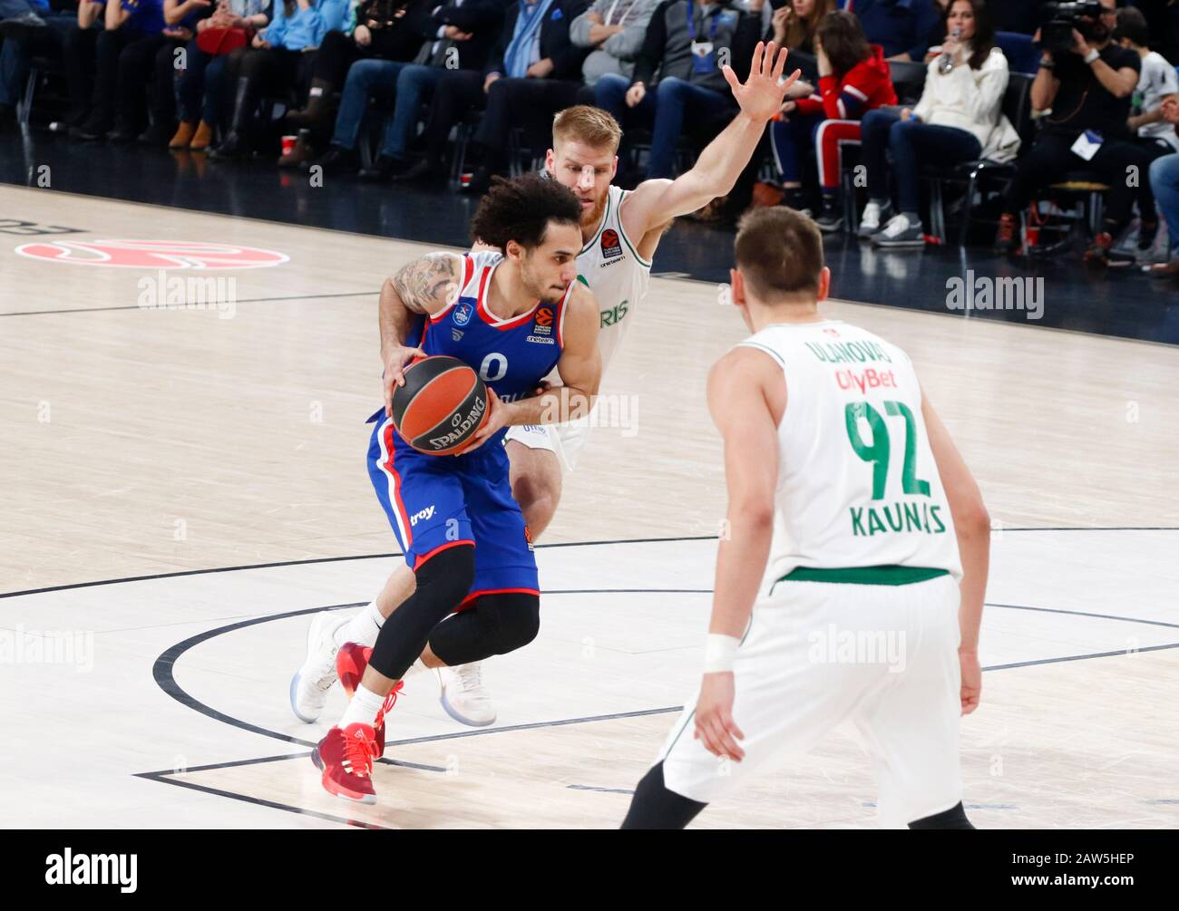 Istanbul / TURCHIA - 7 FEBBRAIO 2020: Shane Larkin e Thomas Walkup in aciton durante Euroleague 2019-20 round 24 partita di basket tra Anadolu Efes e Zalgiris Kaunas al Sinan Erdem Dome. Foto Stock