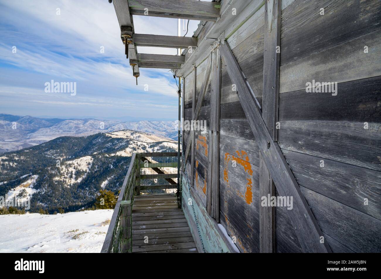 Fire Lookout Tower nelle montagne Foto Stock