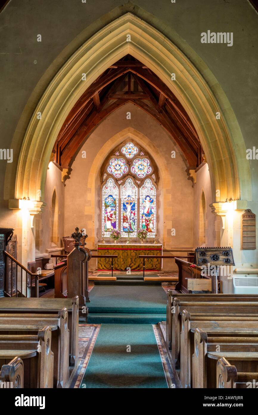 Vetrate, Abside, Pulpit e architettura gotica della chiesa di San Barnaba a Snowshill, Gloucestershire, Inghilterra, Regno Unito Foto Stock