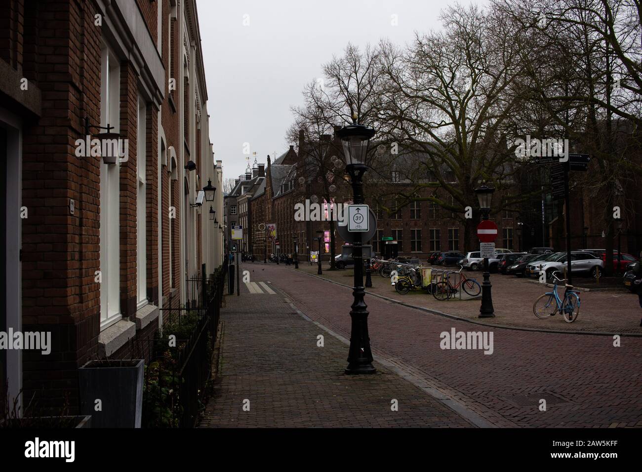 Utrecht, PAESI BASSI - 25/1/2020 - Vista su strada di una piazza di Utrecht Foto Stock