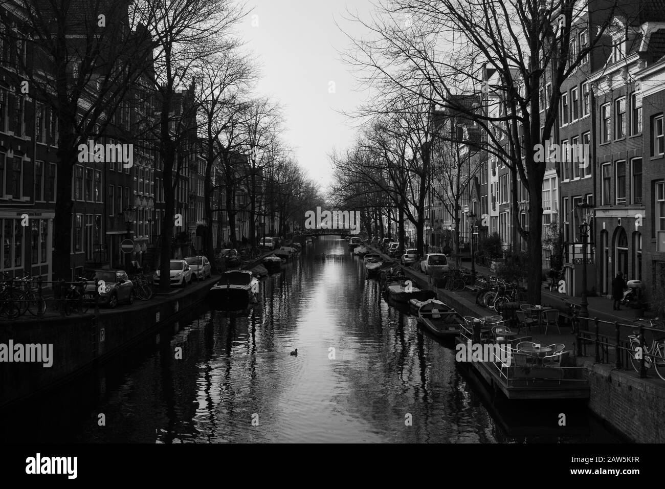 Amsterdam - 26/1/2020 - una vista in bianco e nero da un ponte, un'immagine generica che potrebbe essere ovunque ad amsterdam Foto Stock
