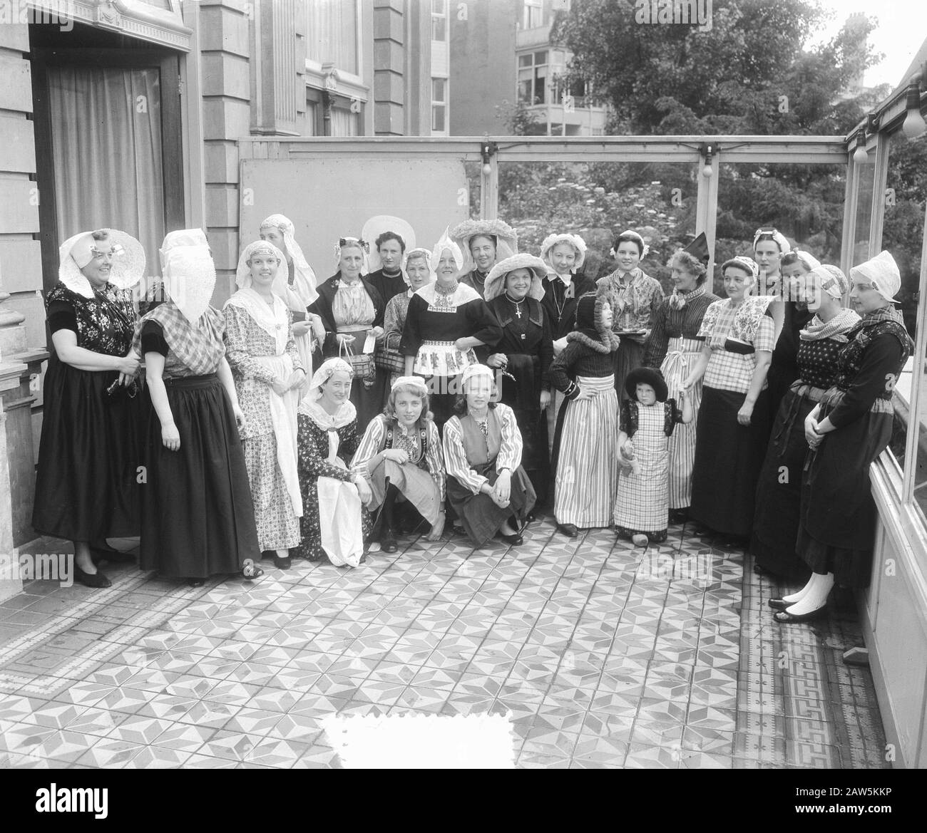Abito nazionale olandese in Vondelparkpaviljoen Data: 22 giugno 1953 Parole Chiave: Costume, moda Foto Stock