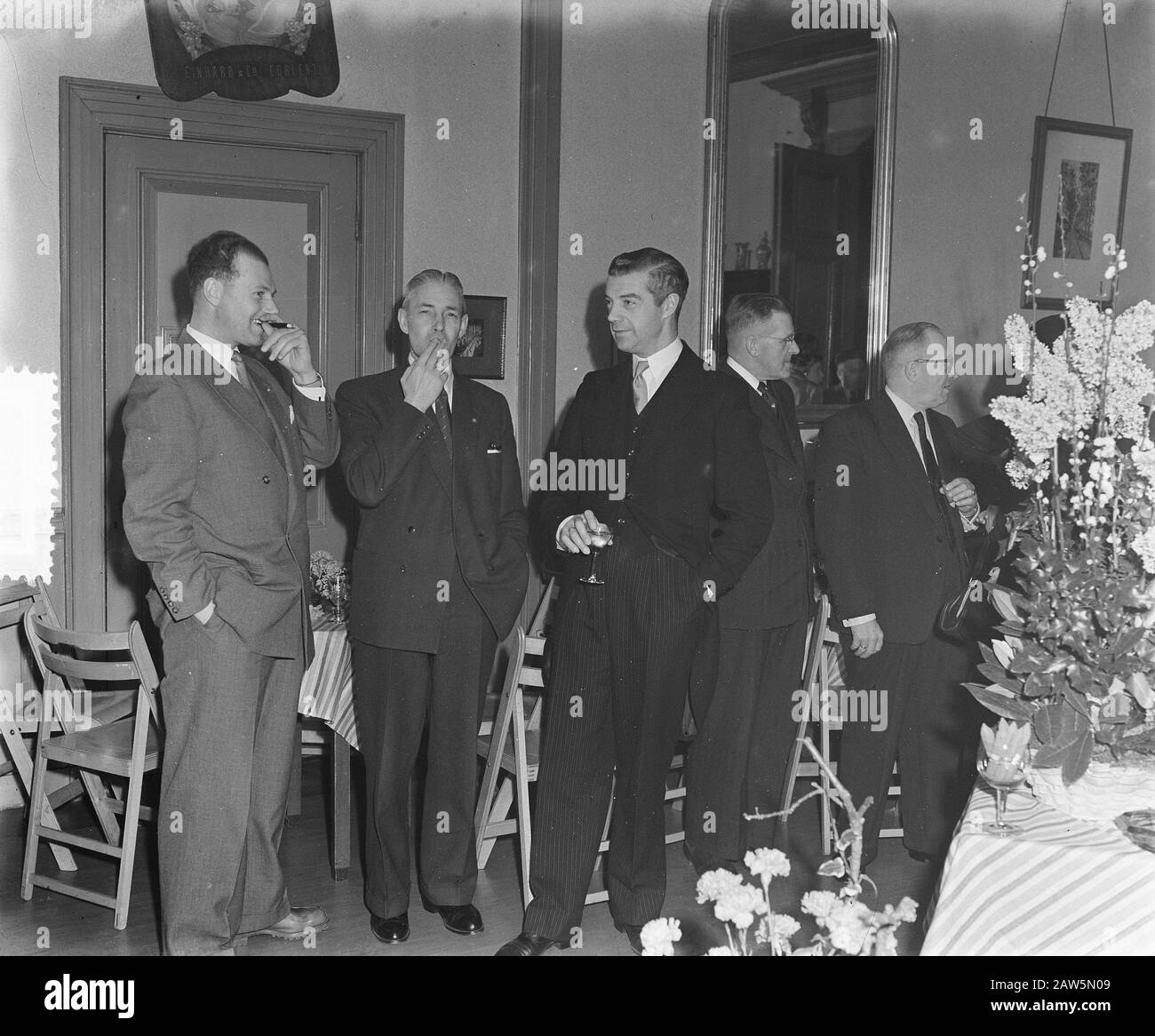 Front Hoorn Credit Securities Bank (Sig Bucket) Data: 2 Gennaio 1954 Parole Chiave: Ricevimento Nome Persona: Mr. Bin Foto Stock