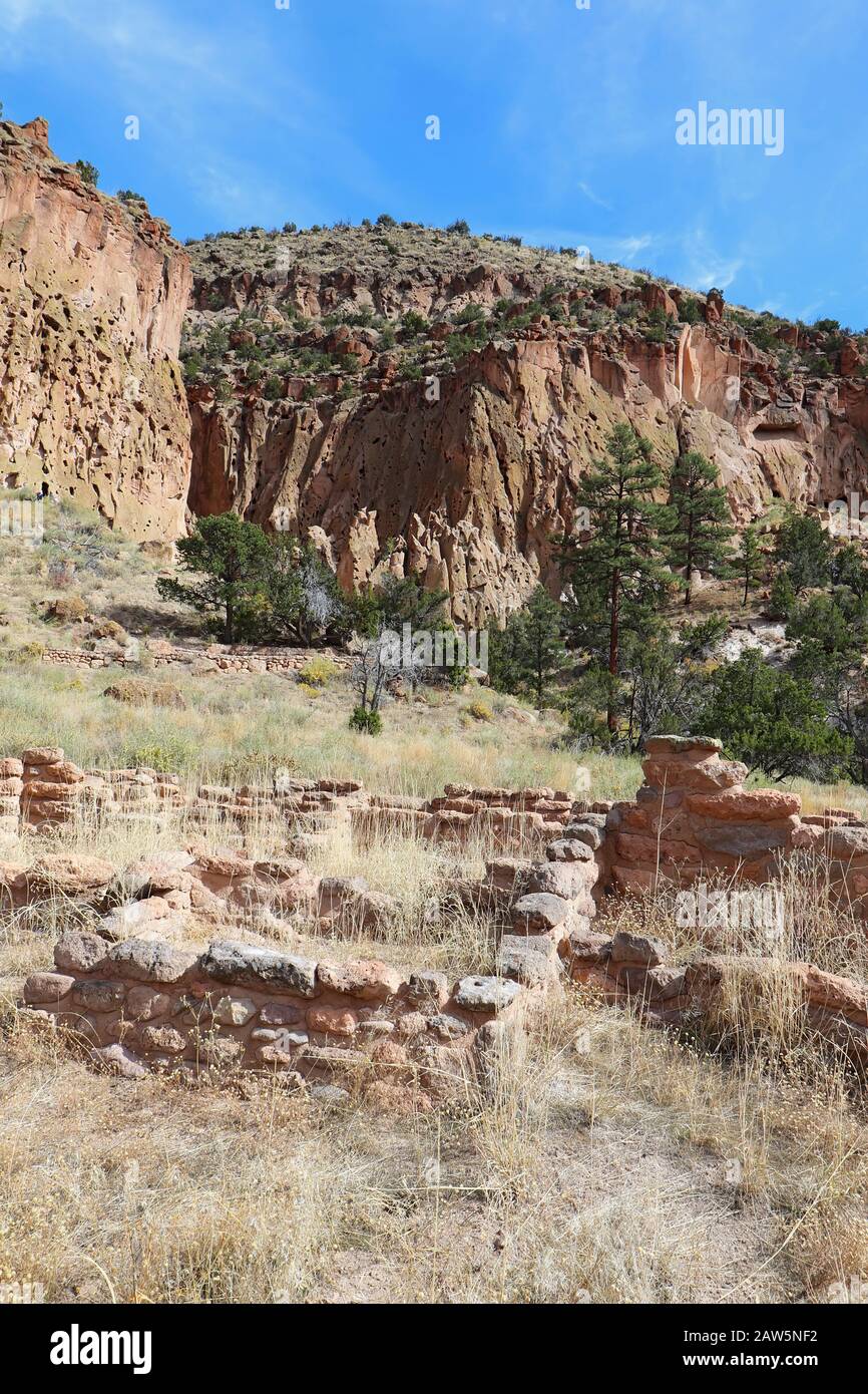 Parte delle rovine Tyuonyi dei popoli ancestrali Pueblo con un pueblo ricostruito dalle scogliere lungo il percorso principale del Canyon Frijoles a Ba Foto Stock