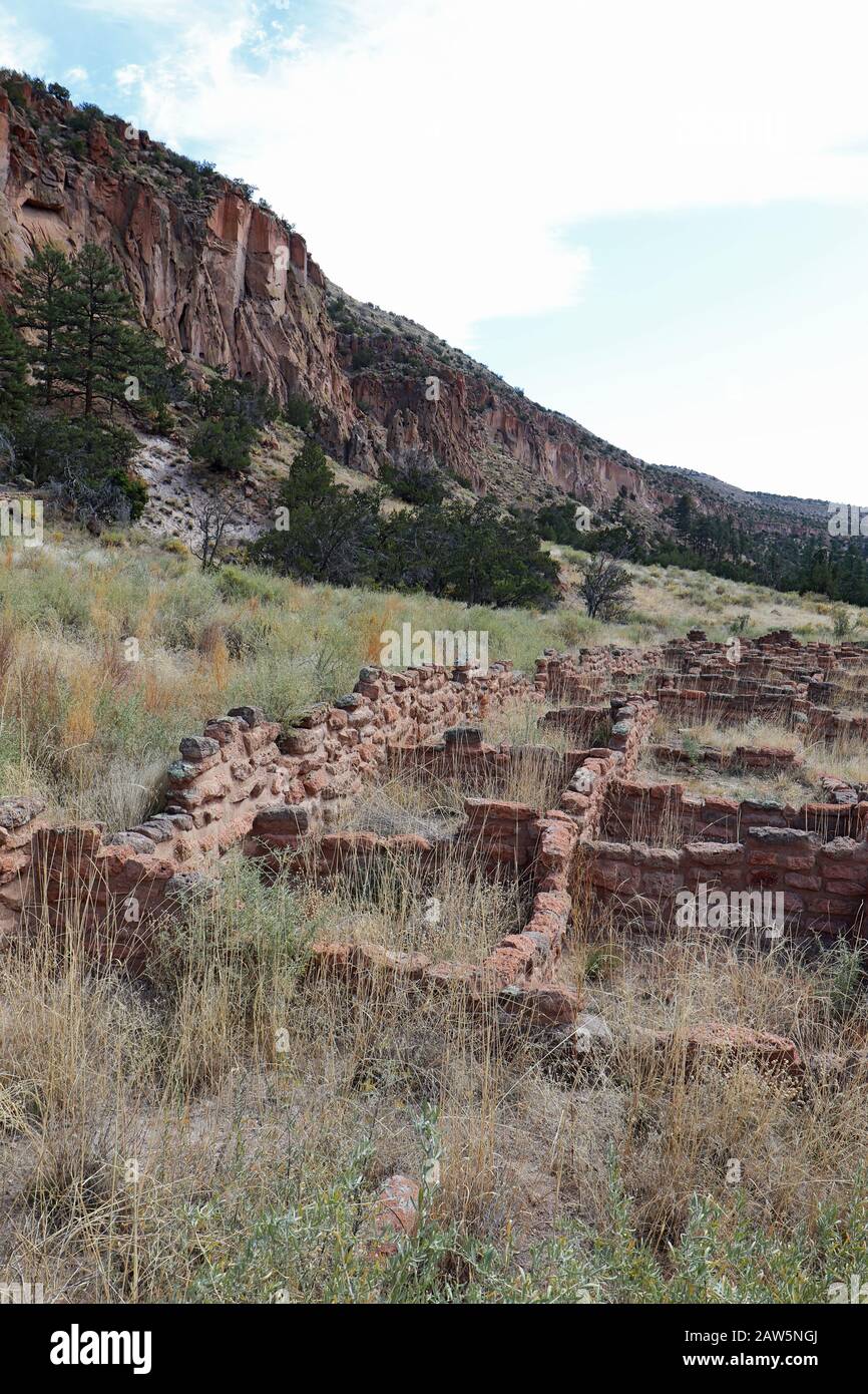 Parte delle rovine di Tyuonyi dei popoli ancestrali Pueblo dalle scogliere lungo il percorso principale ad anello nel Frijoles Canyon al Bandelier National Monument ne Foto Stock