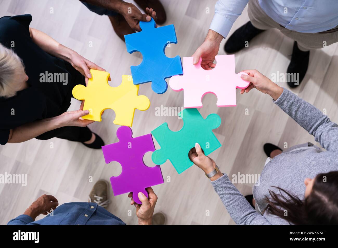 Close-up Foto di imprenditori Azienda Puzzle Foto Stock