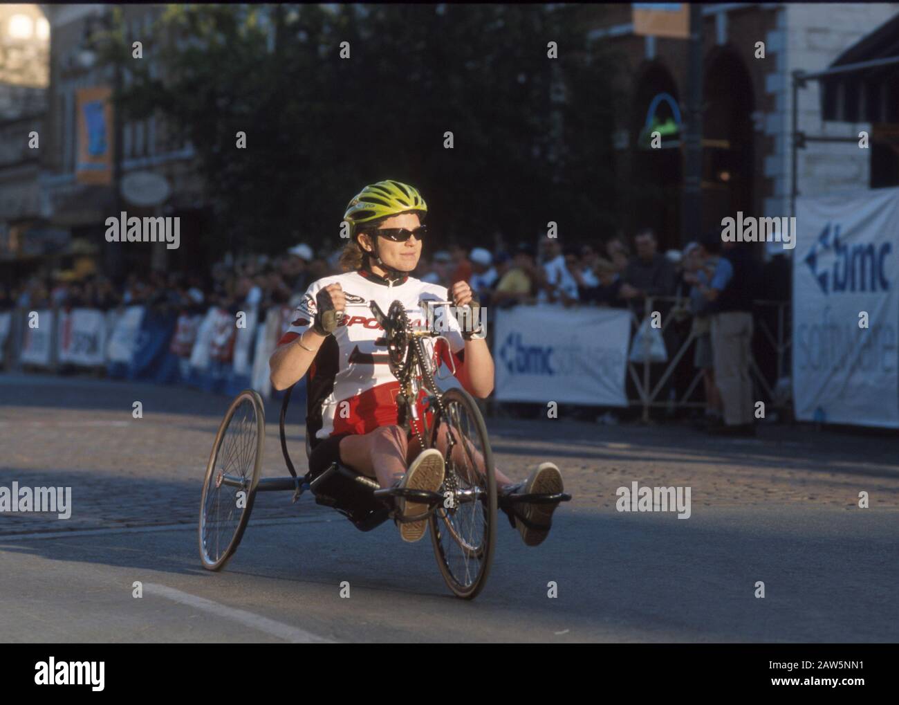 Austin, Texas: Gare di ciclista con difficoltà motorie in bicicletta con pedali a mano. 4/00 ©Bob Daemmrich Foto Stock
