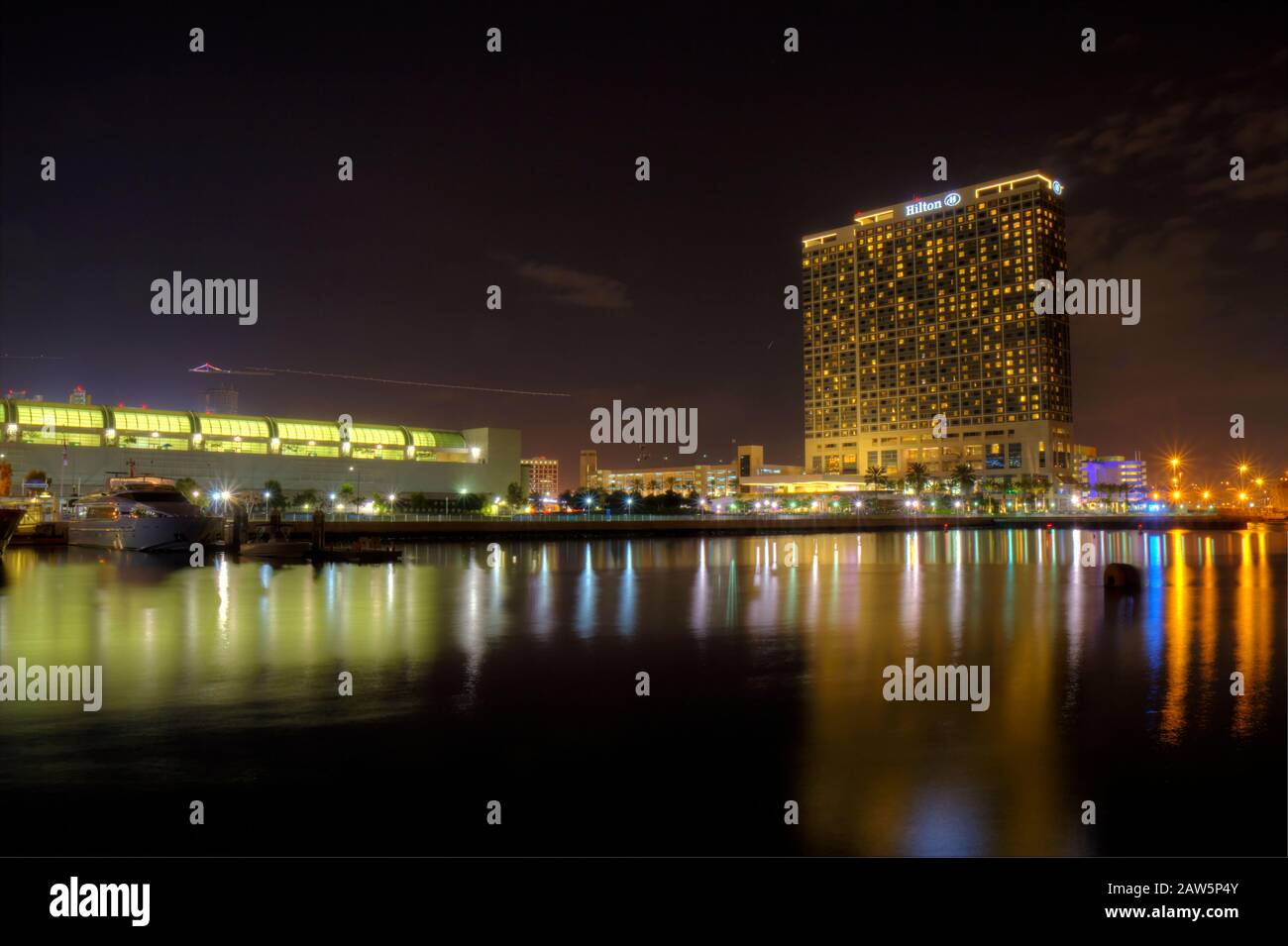 Immagine HDR di uno skyline parziale di San Diego, California visto dall'acqua con il Centro Congressi, Embarcadero Marina e l'Hilton Hotel afte Foto Stock