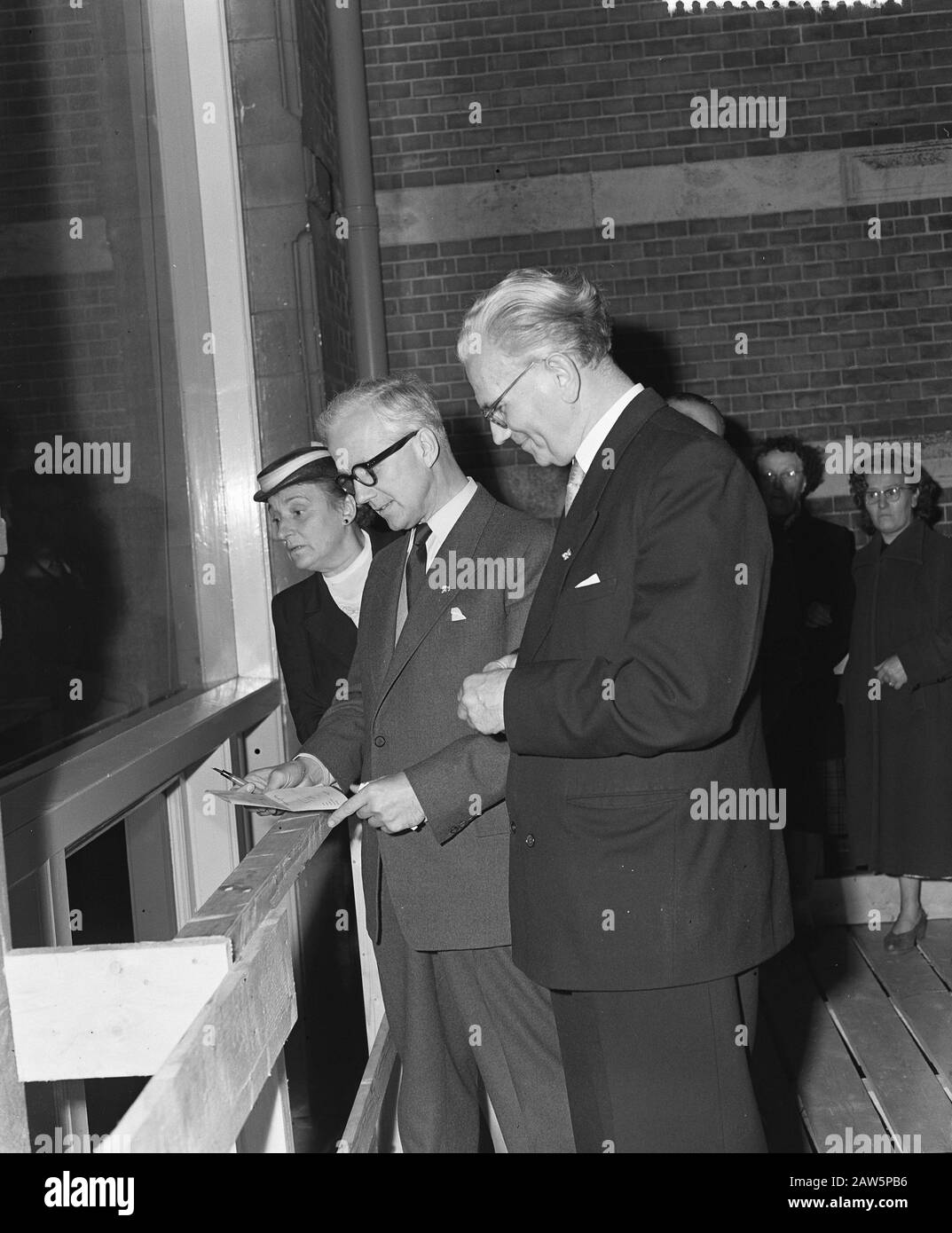 Apertura mostra well Live Museum di J. t Veld Data: 2 luglio 1954 Parole Chiave: Musei, Aperture, VITA, mostre Foto Stock