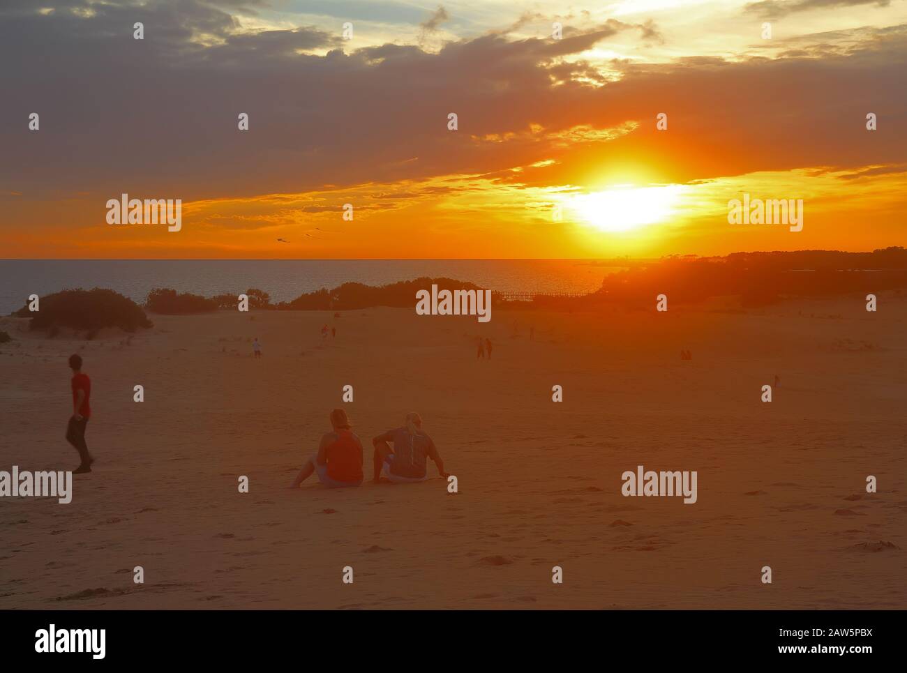 Persone che guardano il tramonto su Albemarle Sound da Jockeys Ridge state Park nella città di Nags Head sulle rive Esterne del North Carolina Foto Stock