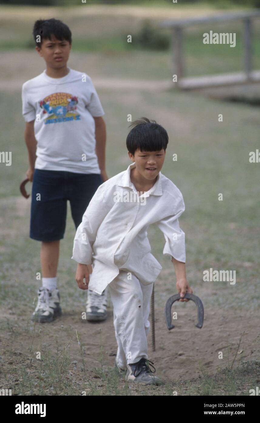 Gli studenti delle scuole elementari asiatiche-americane di Austin giocano un gioco di cavalli mentre frequentano un accampamento notturno nel Texas Hill Country come parte di un viaggio scolastico all'aperto per i 5 °-grader. Foto Stock