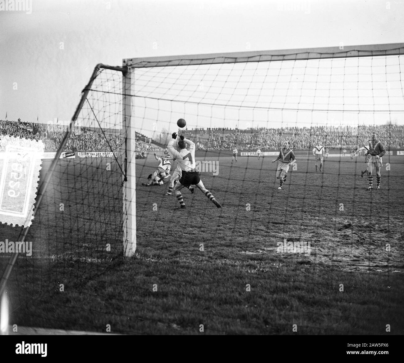 Calcio professionistico Amsterdam at Haag 2-1 Data: 20 novembre 1954 luogo: Amsterdam, Noord-Holland Parole Chiave: Calcio professionistico, sport Foto Stock