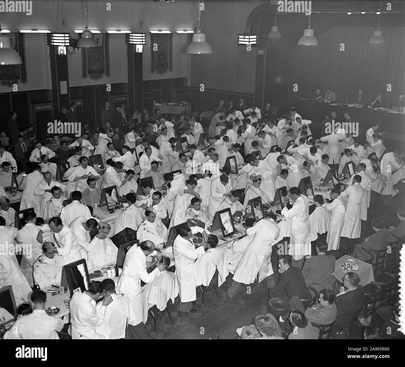 Concorso Nazionale parrucchiere Amsterdam, modelli giovanili Data: 28 novembre 1954 luogo: Amsterdam, Noord-Holland Parole Chiave: Modelli Foto Stock
