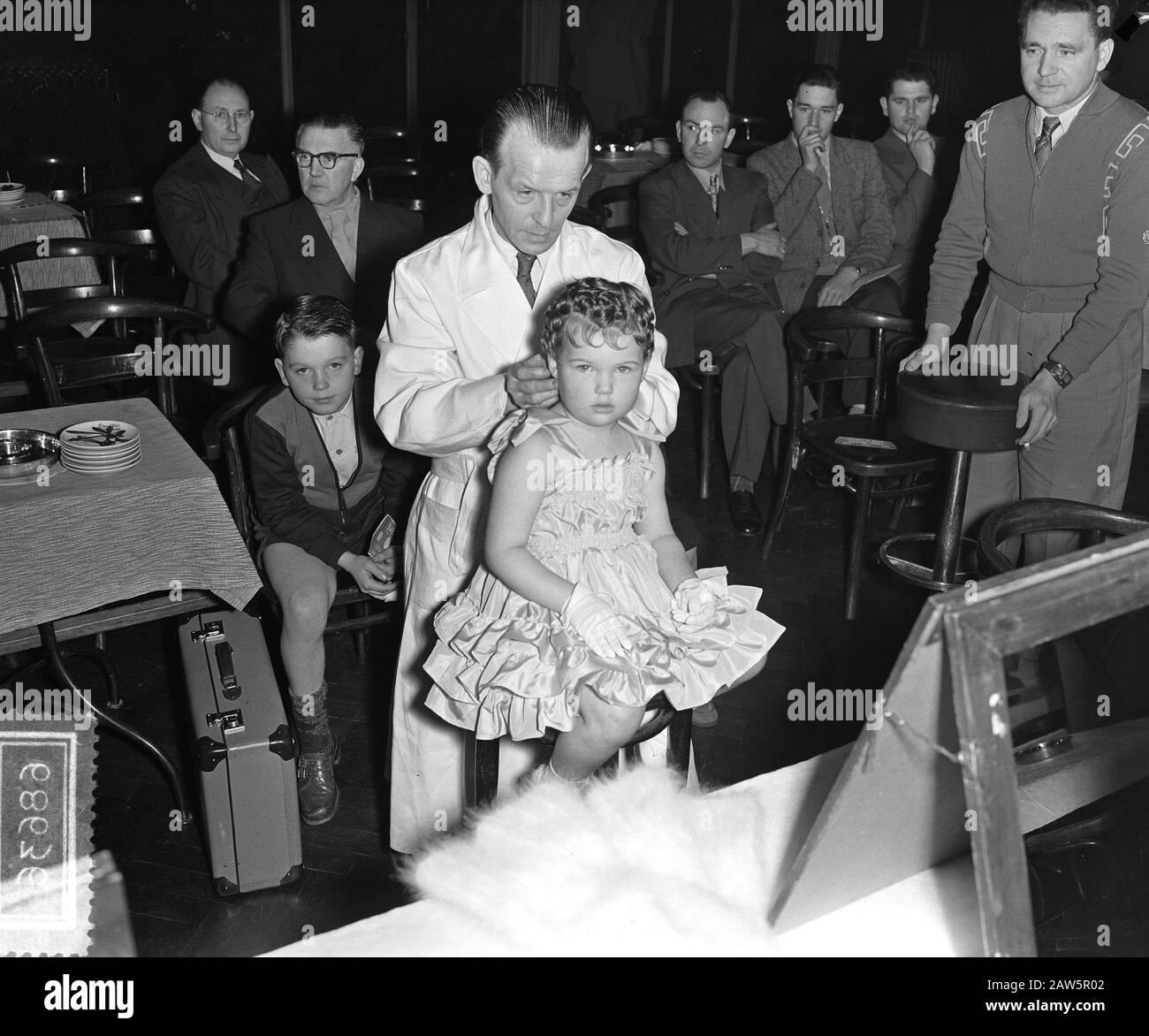 Concorso Nazionale parrucchiere Amsterdam, modelli giovanili Data: 28 novembre 1954 luogo: Amsterdam, Noord-Holland Parole Chiave: Modelli Foto Stock