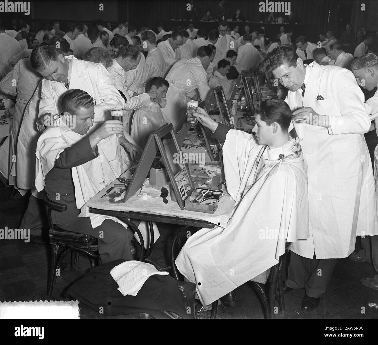 Concorso Nazionale parrucchiere Amsterdam, modelli giovanili Data: 28 novembre 1954 luogo: Amsterdam, Noord-Holland Parole Chiave: Modelli Foto Stock
