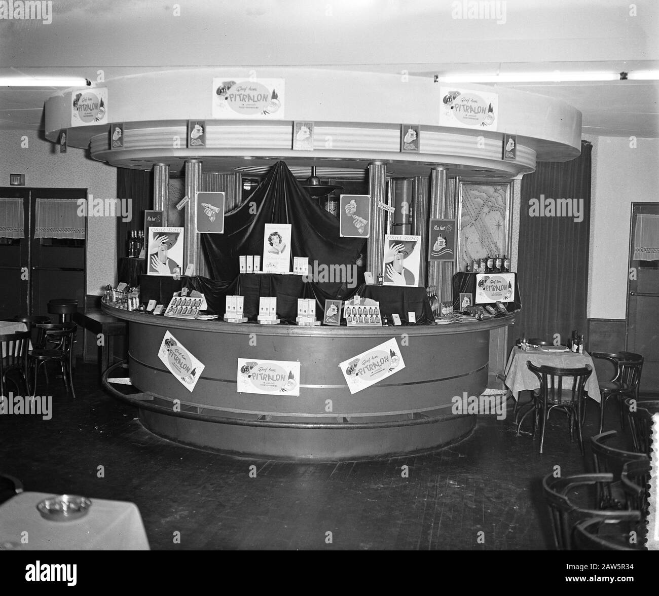 Concorso Nazionale parrucchiere Amsterdam, modelli giovanili Data: 28 novembre 1954 luogo: Amsterdam, Noord-Holland Parole Chiave: Modelli Foto Stock