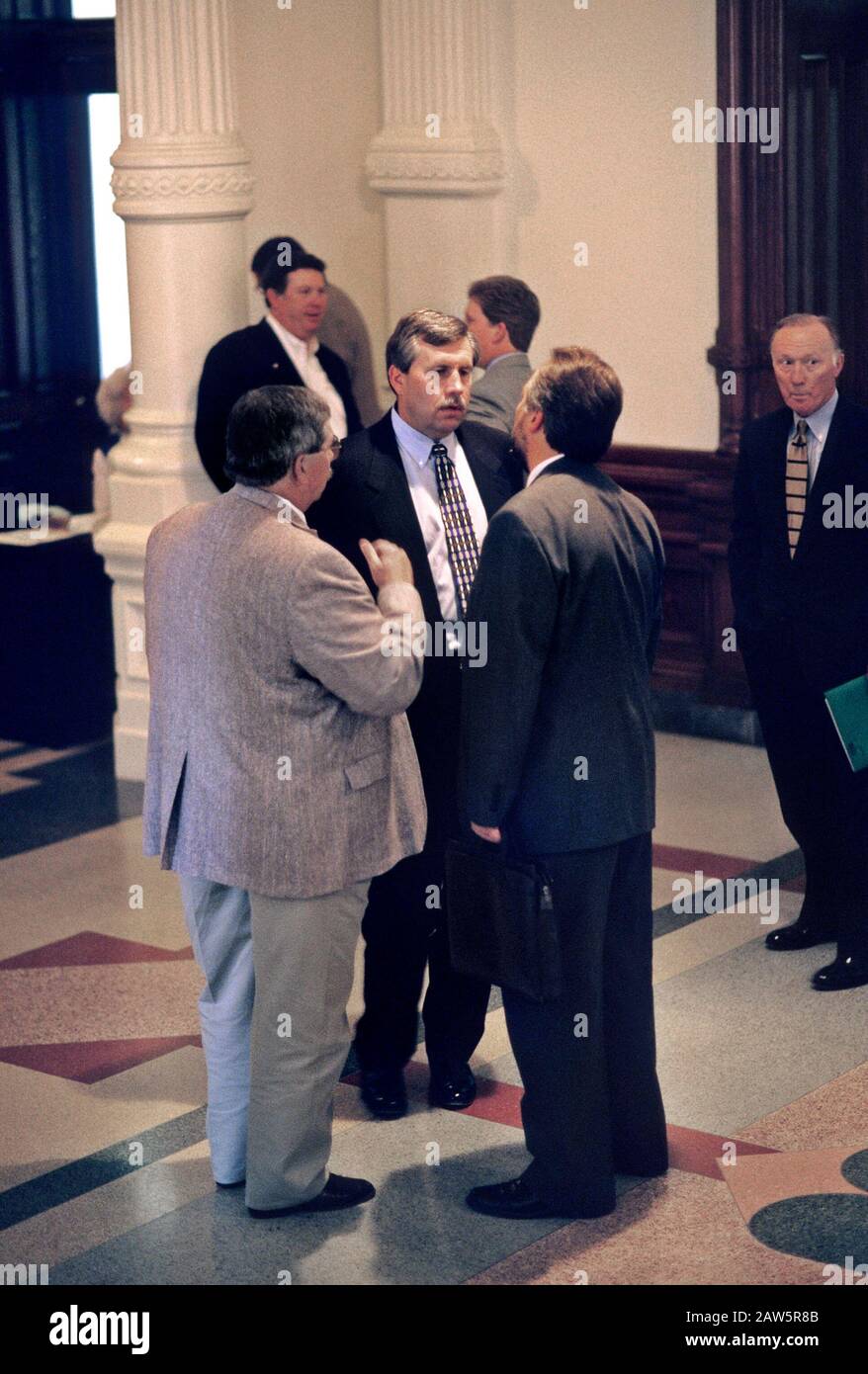 Lobbisti al di fuori della Camera del Senato durante il dibattito fiscale presso la Camera legislativa del Texas nel palazzo del Campidoglio di Austin. Foto Stock