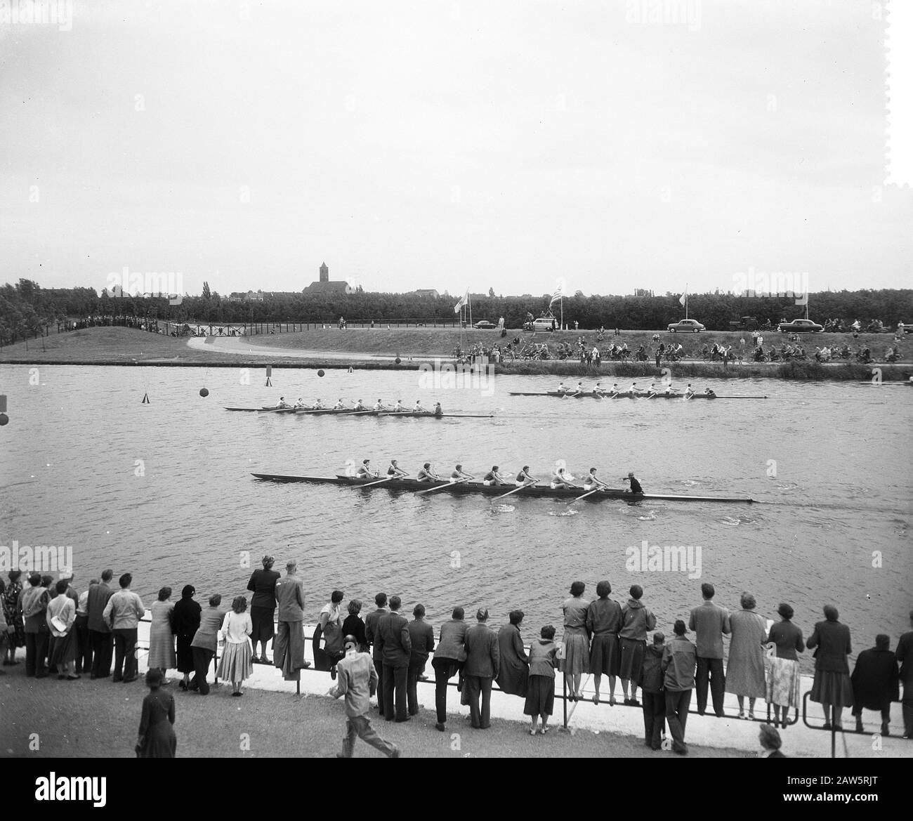 Campionato Nazionale di canottaggio Bosbaan, finish Ladies 8 Data: 3 luglio 1955 posizione: Amsterdam, Noord-Holland Parole Chiave: Nautica, sport Foto Stock