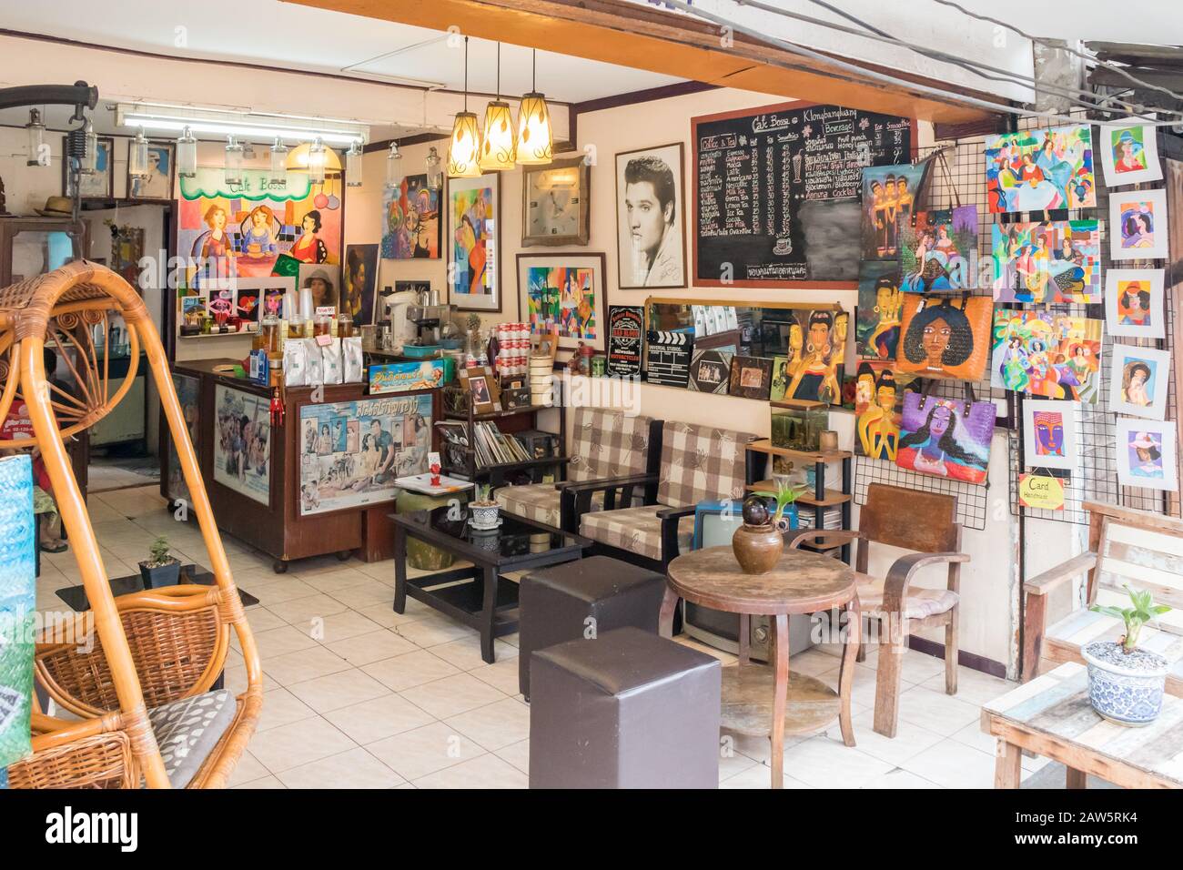 Bangkok, Thailandia - Gennaio 11th 2020: Caffè in stile retrò al Khlong Bang Luang Floating Market. La zona è una popolare attrazione turistica. Foto Stock