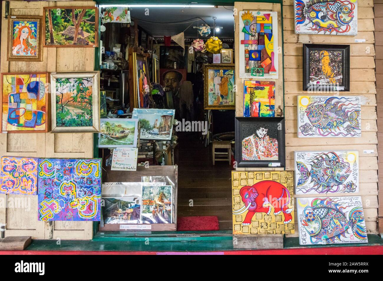 Bangkok, Thailandia - Gennaio 11th 2020: Dipinti al di fuori di un negozio di artisti sul mercato galleggiante di Khlong Bang Luang. La zona è una popolare attrazione turistica Foto Stock