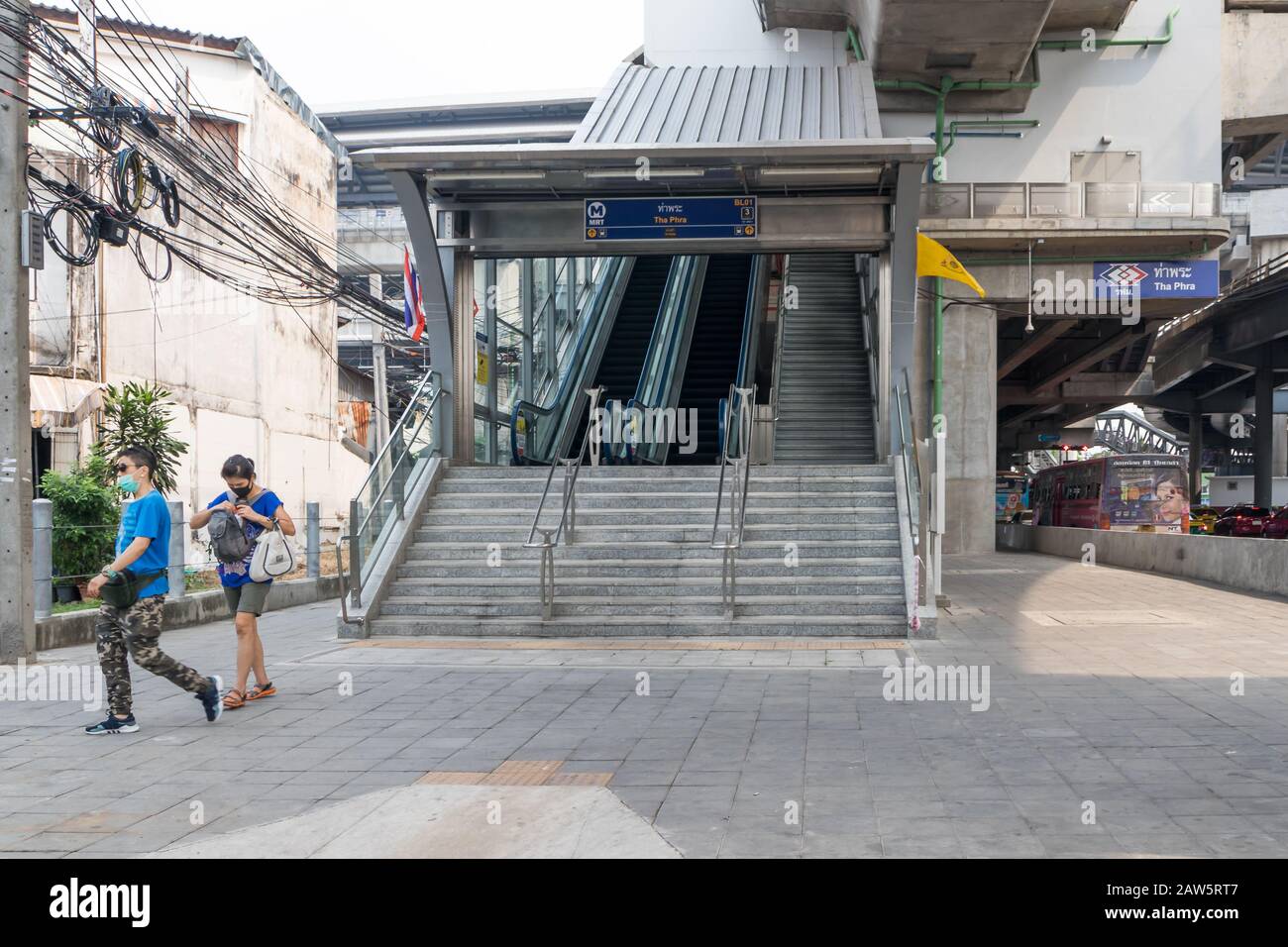 Bangkok, Thailandia - Gennaio 11th 2020: Persone che lasciano la stazione MRT di Tha Phra. Questa è una delle stazioni più recenti da aprire. Foto Stock