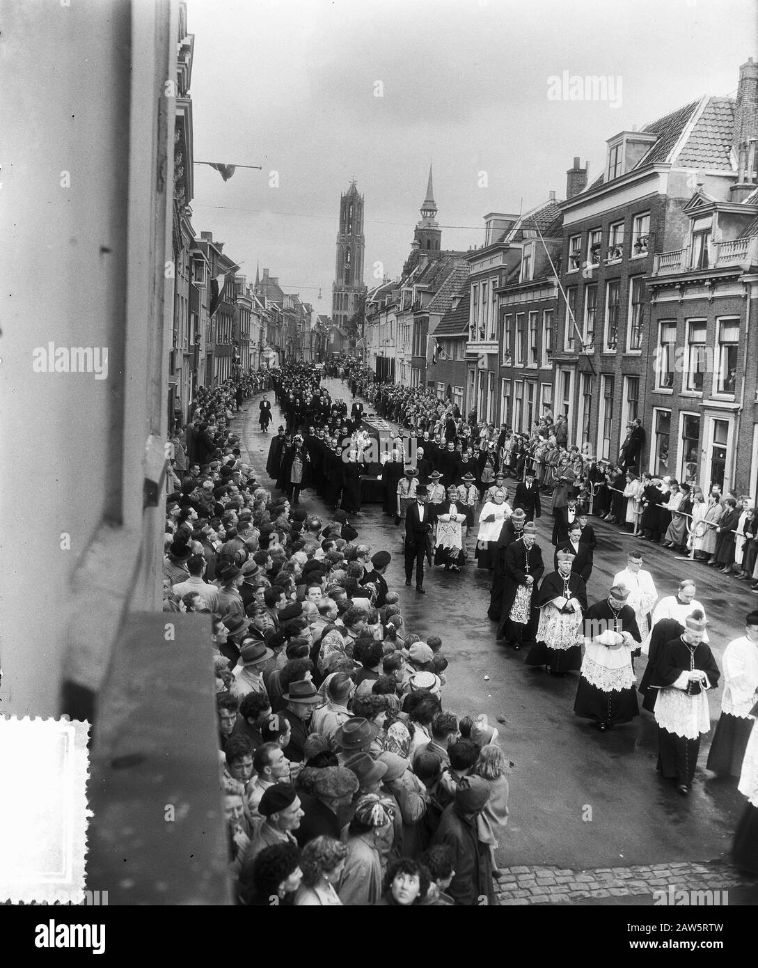 Funerale Cardinale De Jong Utrecht Data: 13 Settembre 1955 Località: Utrecht Parole Chiave: Utervaarten Nome Del Sito: Young, Jan De, Jong, Johannes De Fotografaf: Bilsen, Joop Van/Anefo Foto Stock