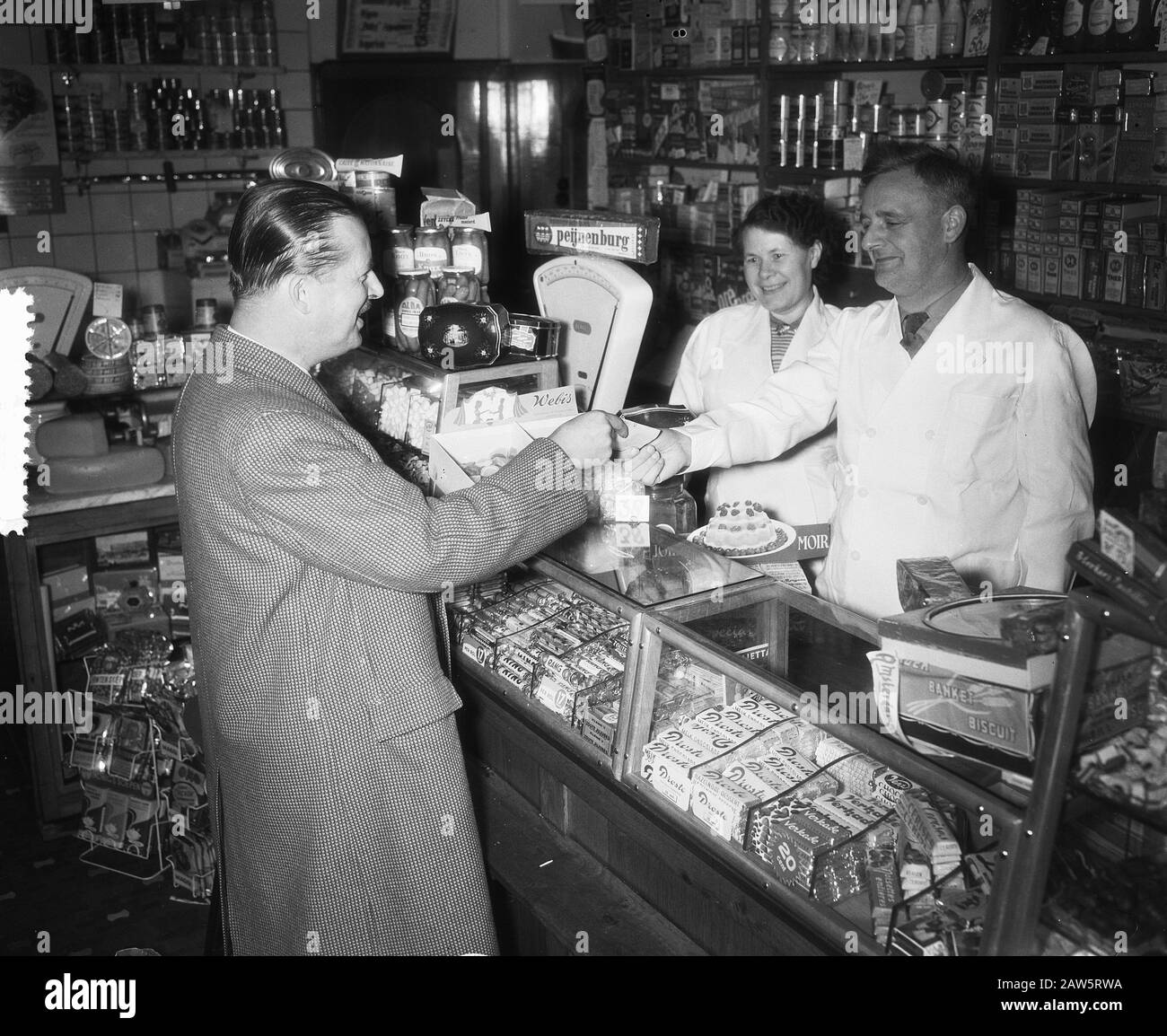 Missione Orsi Weesperzijde 30 Drogheria Data: 28 Settembre 1955 Località: Amsterdam, Noord-Holland Parole Chiave: Generi Alimentari, Lavoro Foto Stock