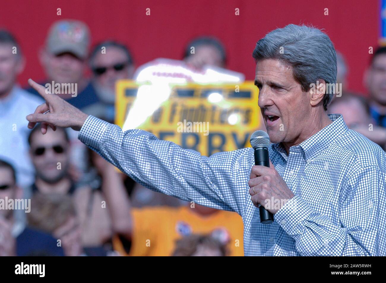 Candidato democratico alla presidenza John Kerry che si batte per il presidente a Maverick Plaza a la Villita nel centro di San Antonio. Foto Stock