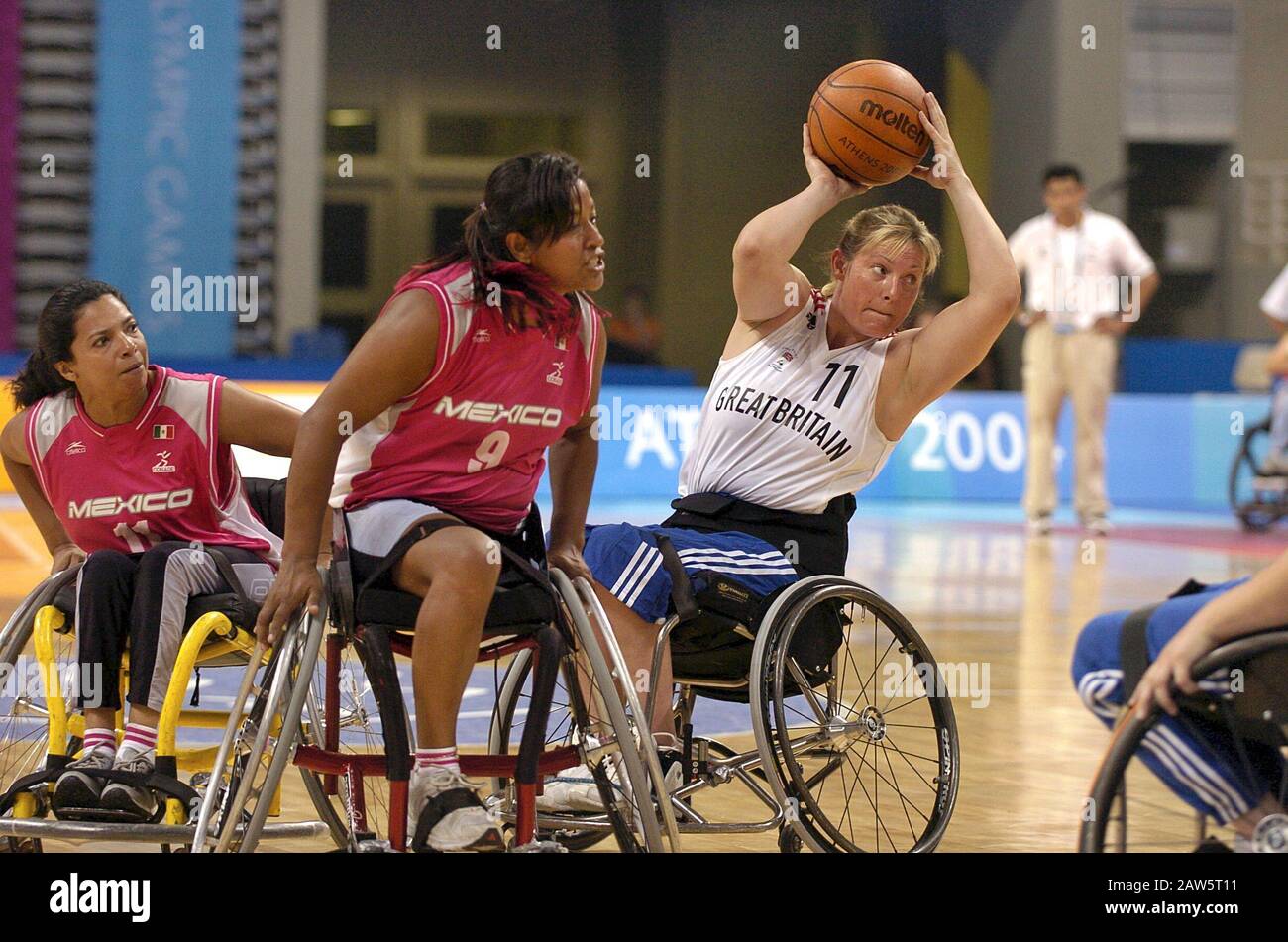 La squadra di basket femminile su sedia a rotelle del Messico (in rosso) compete contro la Gran Bretagna nei Giochi Paralimpici 2004 ad Atene, Grecia. Foto Stock