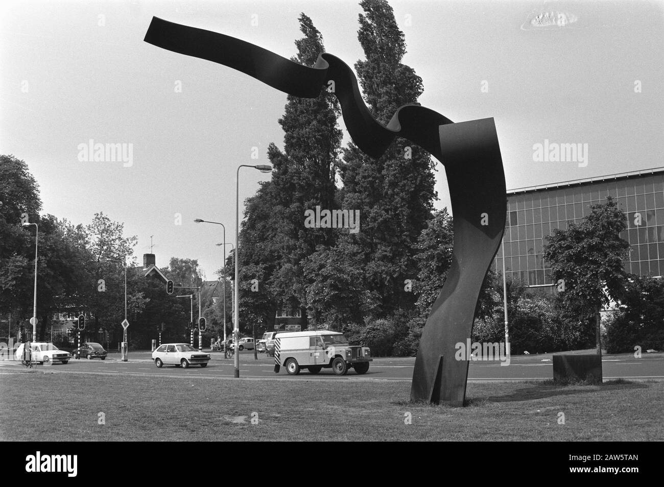 Art in Amsterdam; Liberation Monument Steel Pennant Apollolaan Data: 10 giugno 1982 Località: Amsterdam, Noord-Holland Parole Chiave: Statue, memoriali di guerra Foto Stock
