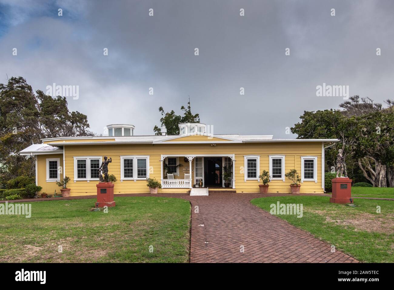 Waimea, Hawaii, Stati Uniti. - 15 Gennaio 2020: Sede Centrale Di Parker Ranch. La casa principale è dipinta di giallo con porta con cornice bianca e finestre sotto nuvole pesanti Foto Stock