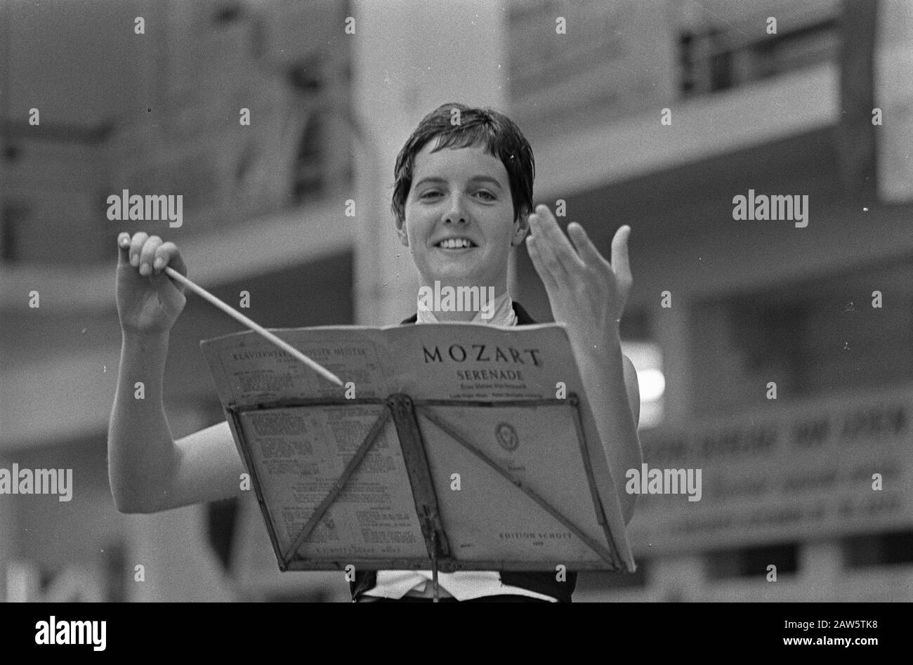 Nuoto sincronizzato, Portare Berendsen durante la sua esecuzione, il conduttore Data: 15 maggio 1967 Parole Chiave: NUOTO d'arte, conduttori, disegni Foto Stock